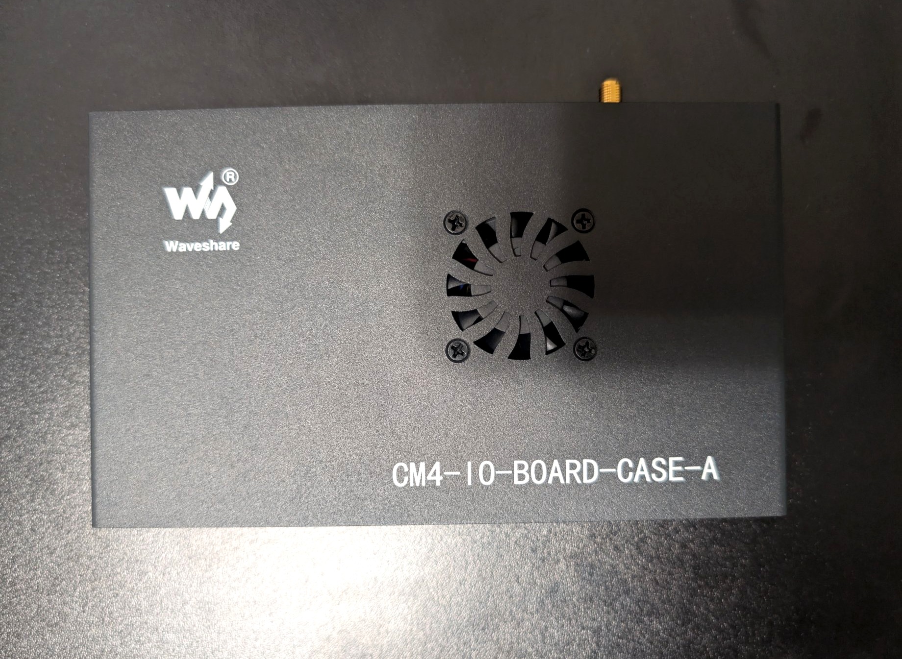 Assembled grandmaster: Waveshare CM4-IO-BOARD-CASE-A with GPS SMA connector on top